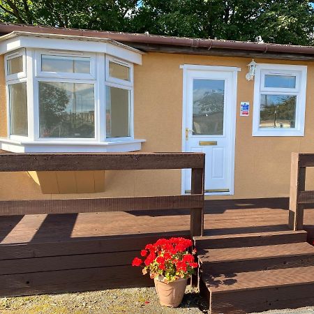 1-Bedroom Semi-Detached Chalet In Uddingston, Glasgow Esterno foto