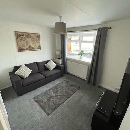 1-Bedroom Semi-Detached Chalet In Uddingston, Glasgow Esterno foto