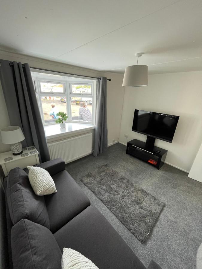 1-Bedroom Semi-Detached Chalet In Uddingston, Glasgow Esterno foto