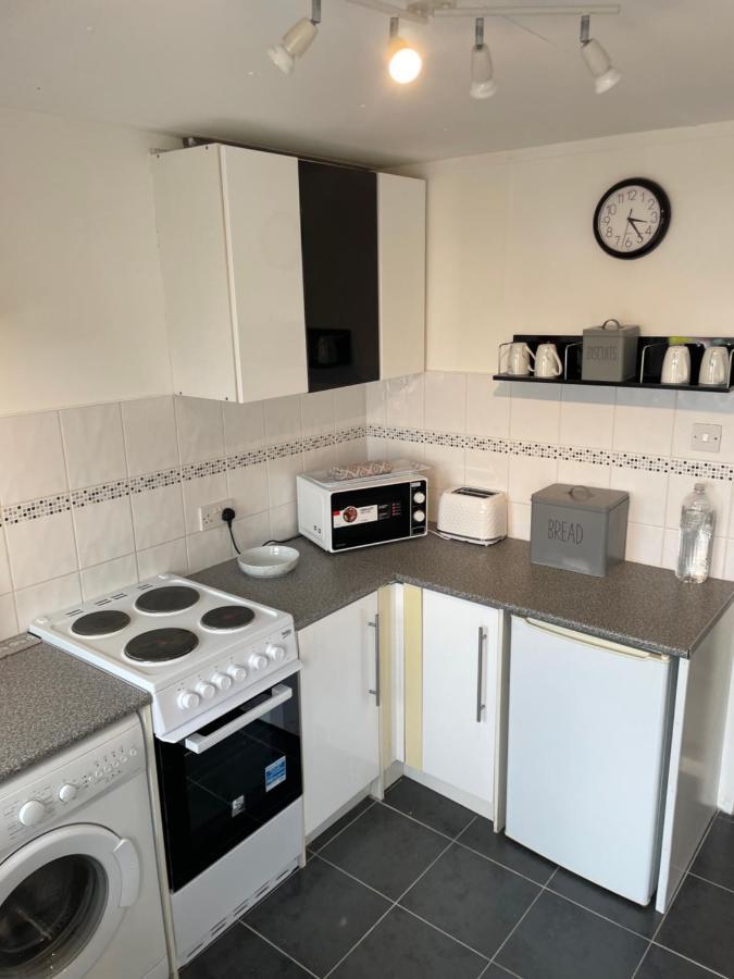 1-Bedroom Semi-Detached Chalet In Uddingston, Glasgow Esterno foto