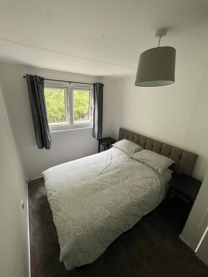 1-Bedroom Semi-Detached Chalet In Uddingston, Glasgow Esterno foto