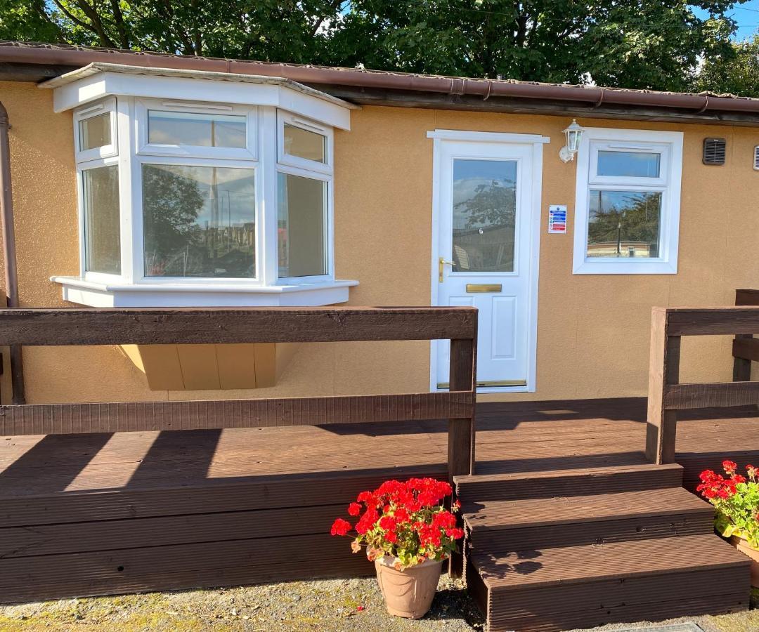 1-Bedroom Semi-Detached Chalet In Uddingston, Glasgow Esterno foto