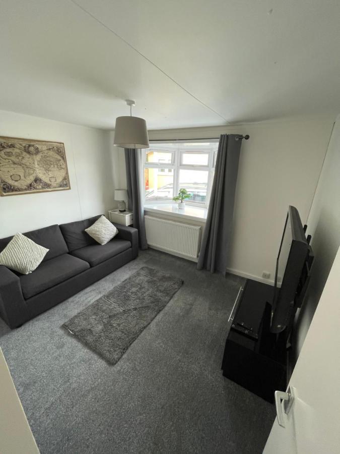 1-Bedroom Semi-Detached Chalet In Uddingston, Glasgow Esterno foto