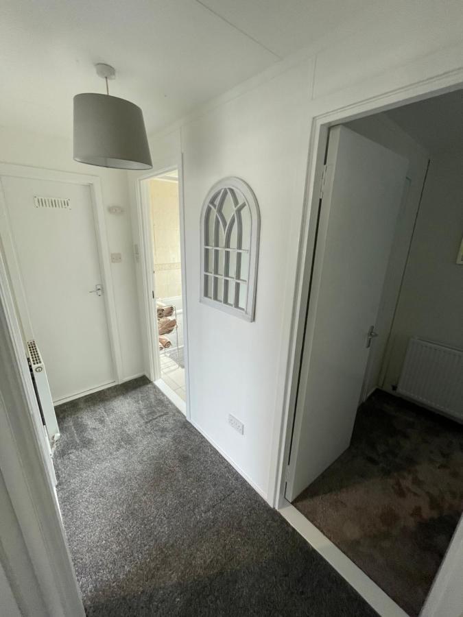 1-Bedroom Semi-Detached Chalet In Uddingston, Glasgow Esterno foto