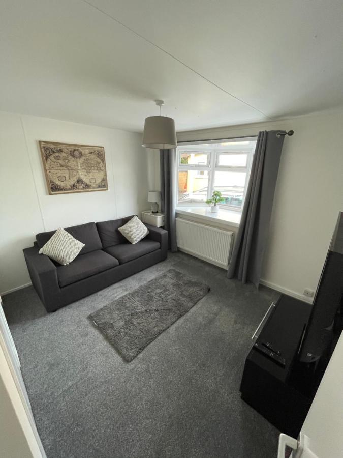 1-Bedroom Semi-Detached Chalet In Uddingston, Glasgow Esterno foto